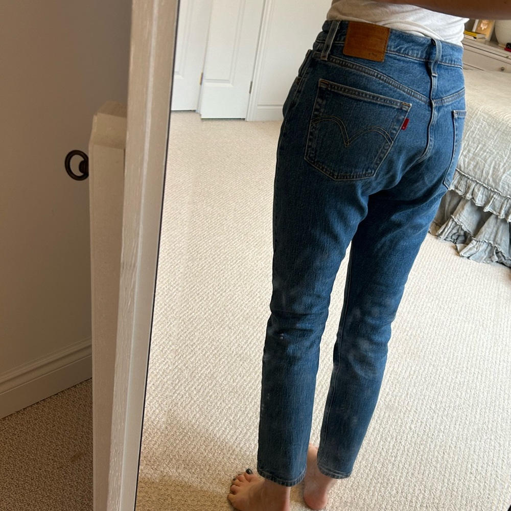 Levi's wedgie jeans size 28 cropped length 28, perfect condition, medium wash
